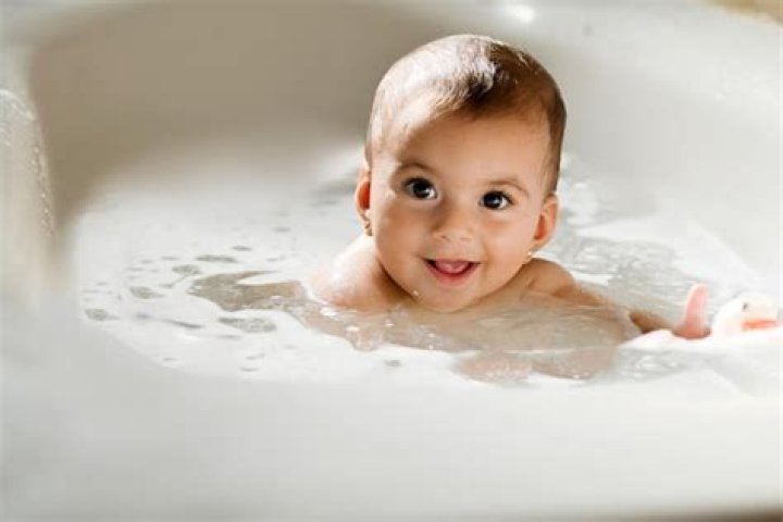 Can a 3 week old baby take a bath