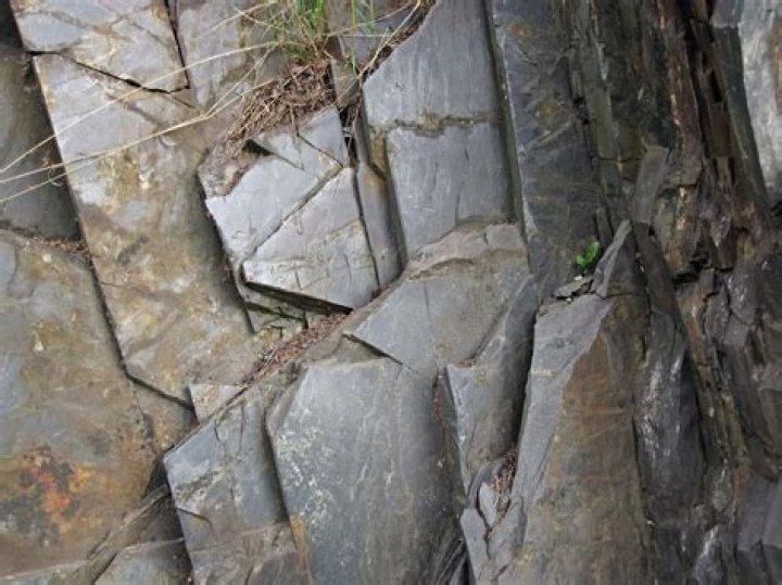 Should outdoor slate be sealed