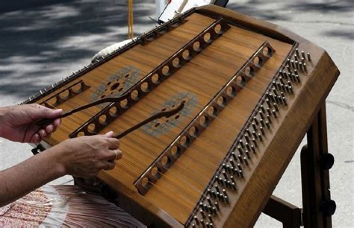 What does a dulcimer look like