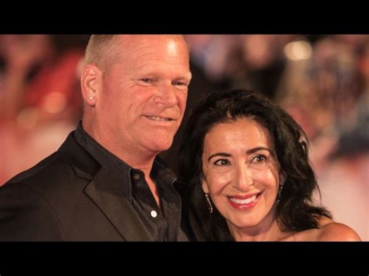 What happened to Mike Holmes wife