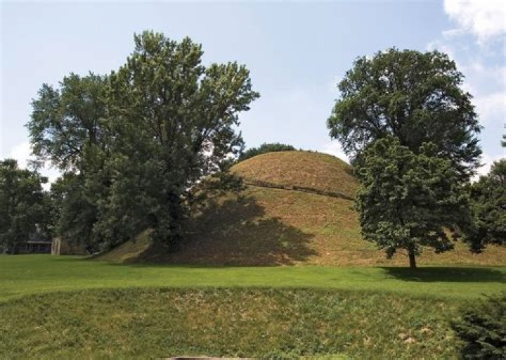 What Indian tribe built mounds
