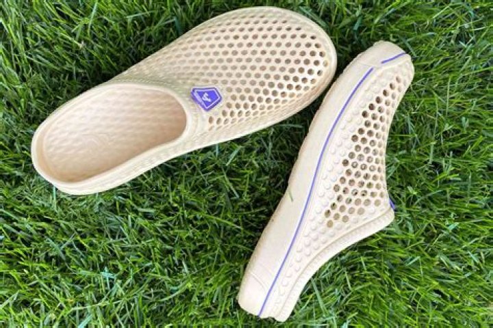 Where are Amoji garden clogs made