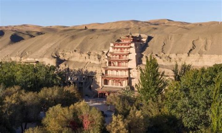 Who discovered the Dunhuang caves